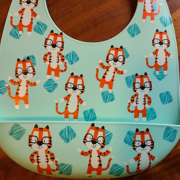 Nuby silicone bibs - Picture 5 of 9